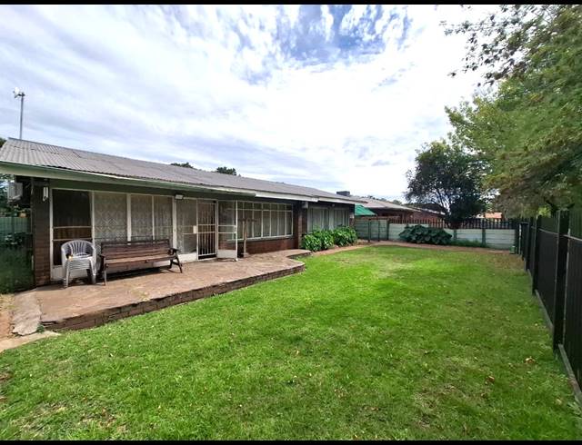 4 BEDROOM HOUSE FOR SALE IN VANDERBIJLPARK CW 5